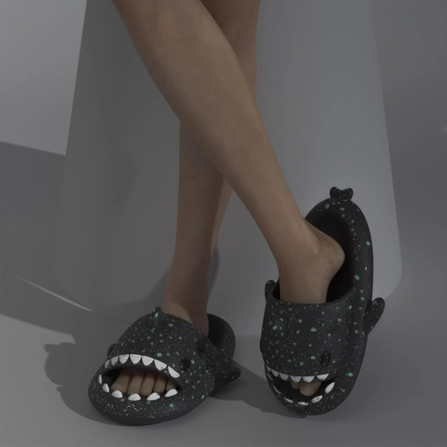 Jfxgjuv Sharklas Polares, Sharky Chanclas Originales, Anglerfish Slides, Cloud Shark Slides in The Dark Thick Sole Non-Slip Open Toe Shark Slippers