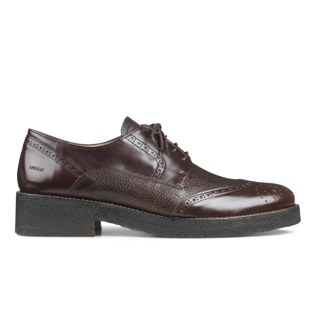 Schnürschuh mit Lochmuster
