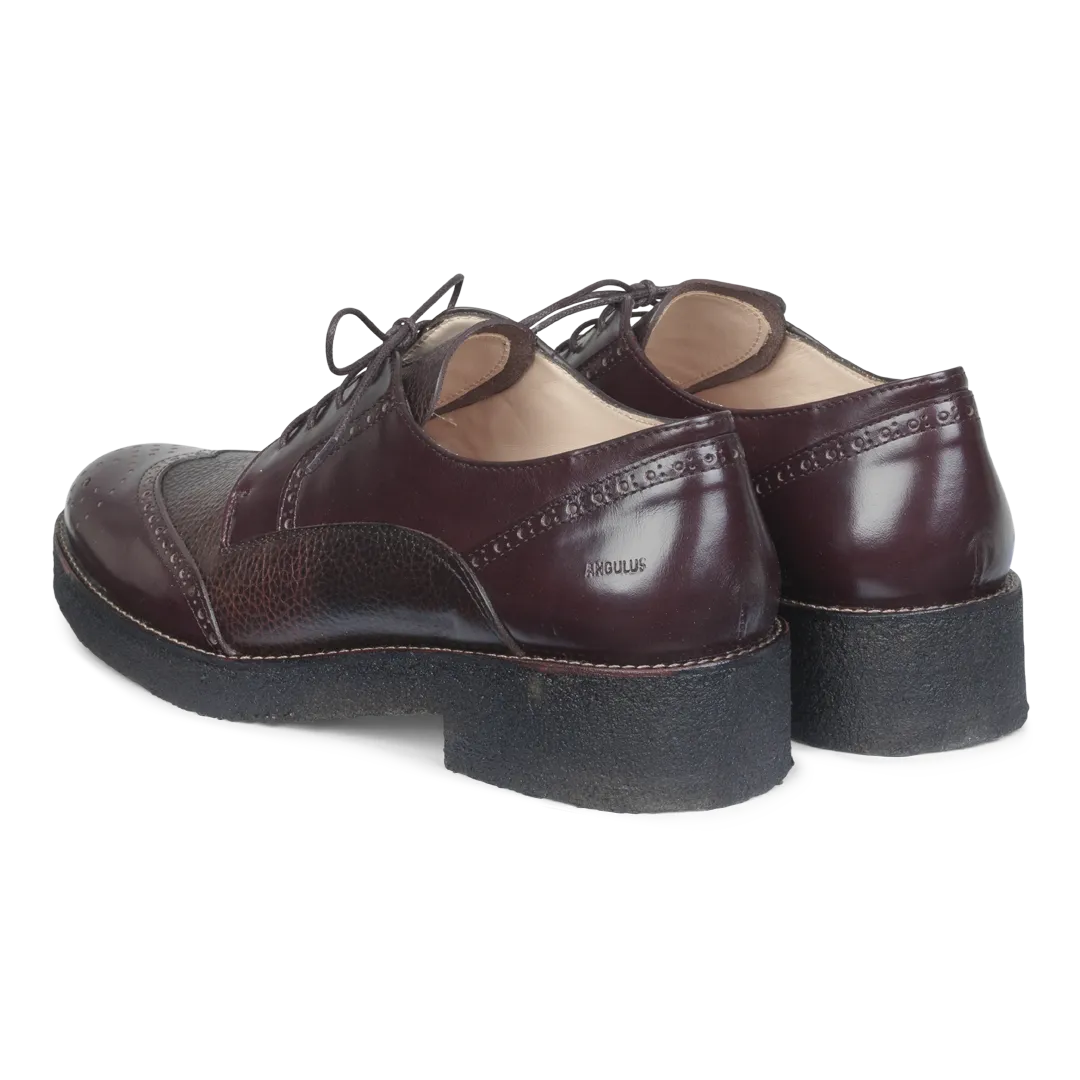 Schnürschuh mit Lochmuster