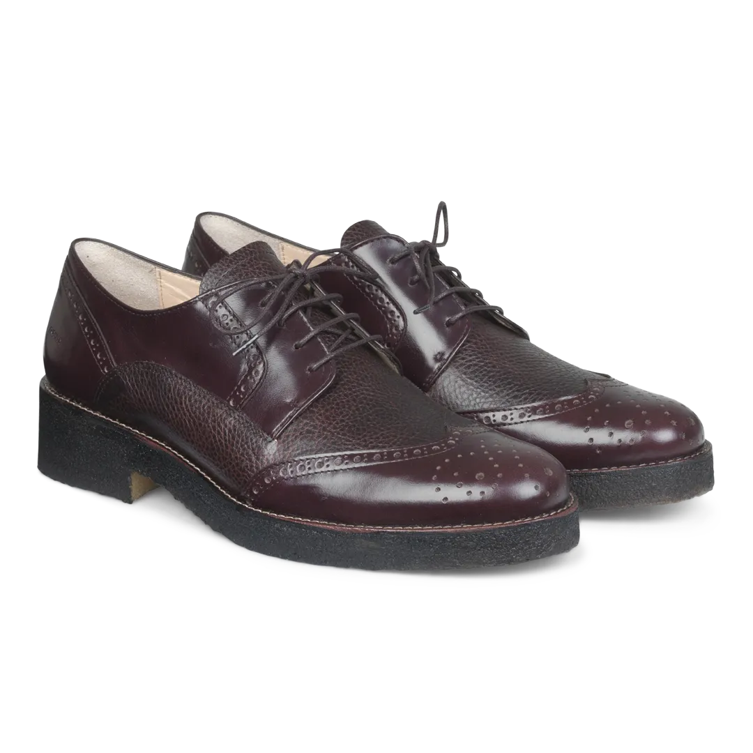 Schnürschuh mit Lochmuster