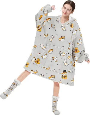THREE POODLE Wearable Blanket Hoodie with Slipper Socks Set, Oversized Sherpa Blanket Sweatshirt Hoodie for Women Men Kids, One Size Fits All (Cat)