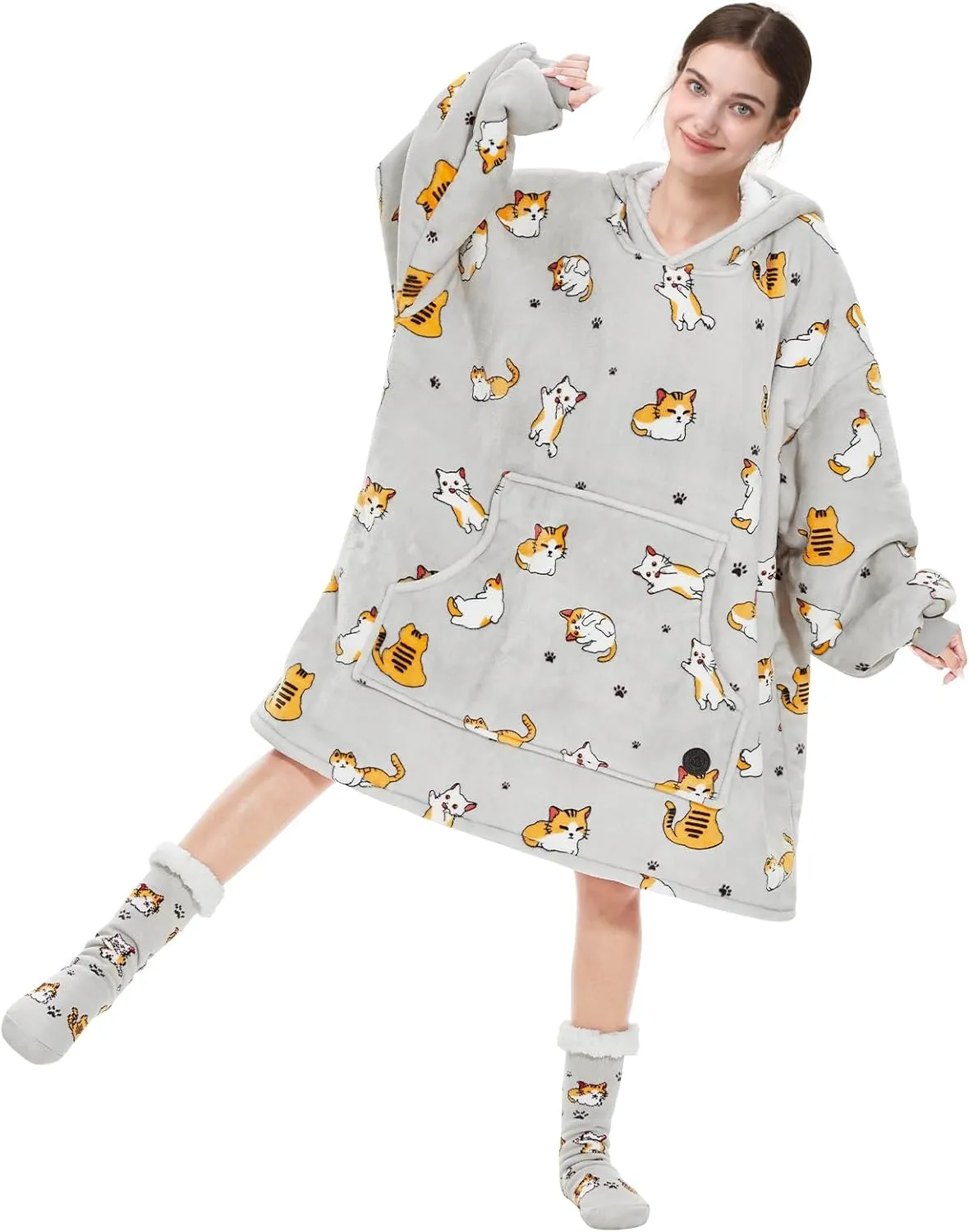 THREE POODLE Wearable Blanket Hoodie with Slipper Socks Set, Oversized Sherpa Blanket Sweatshirt Hoodie for Women Men Kids, One Size Fits All (Cat)