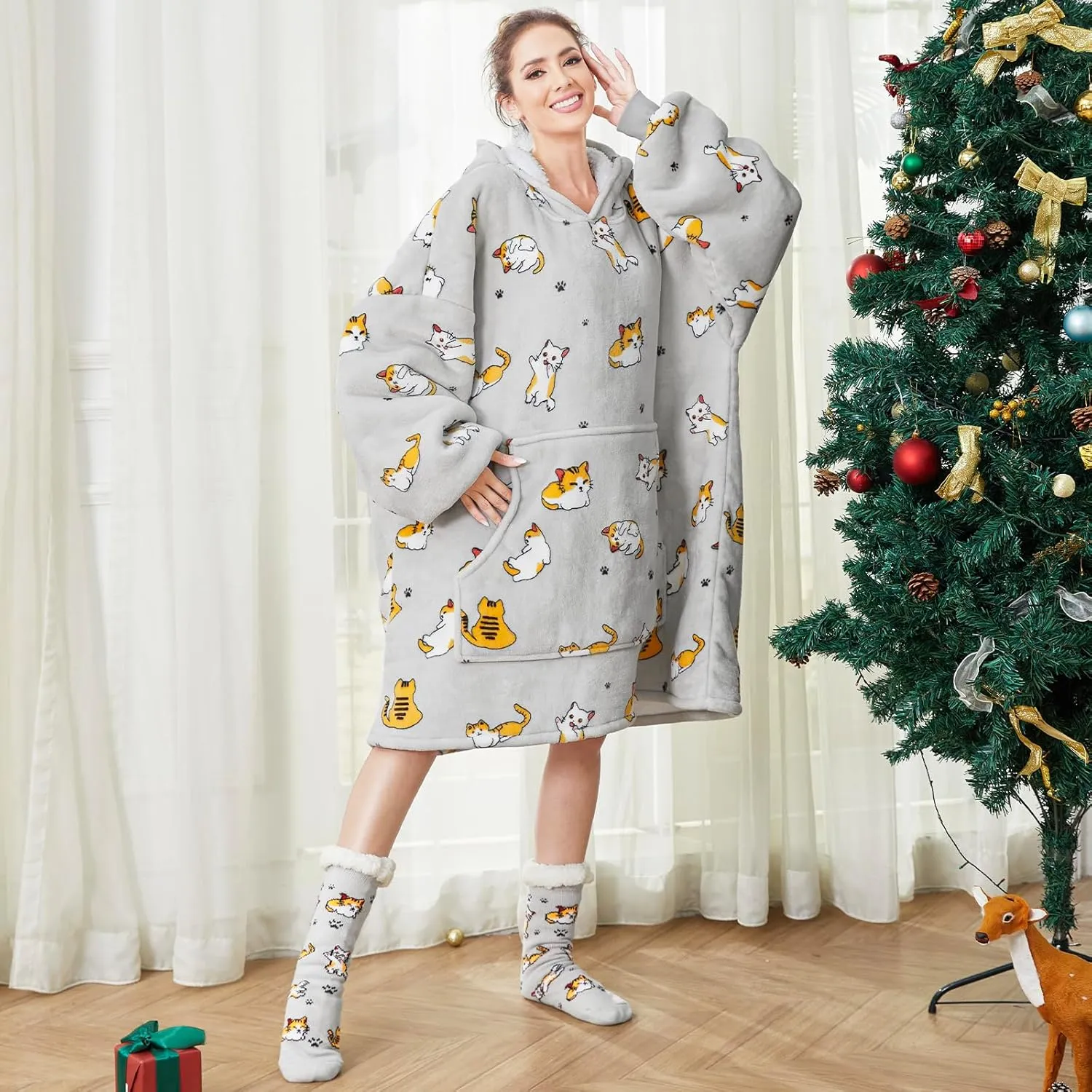 THREE POODLE Wearable Blanket Hoodie with Slipper Socks Set, Oversized Sherpa Blanket Sweatshirt Hoodie for Women Men Kids, One Size Fits All (Cat)