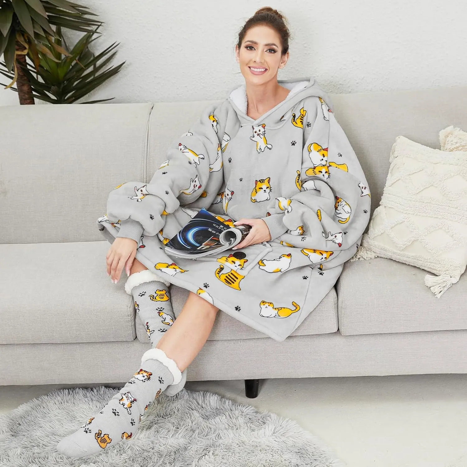 THREE POODLE Wearable Blanket Hoodie with Slipper Socks Set, Oversized Sherpa Blanket Sweatshirt Hoodie for Women Men Kids, One Size Fits All (Cat)